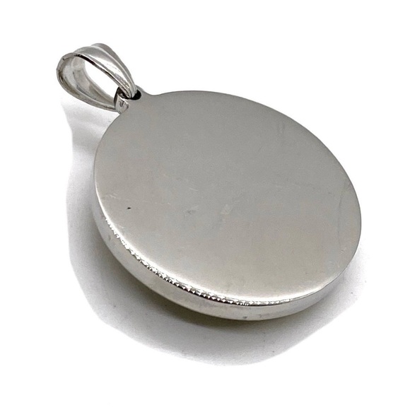 Elegant Cameo Pendant Necklace - Picture 5 of 5